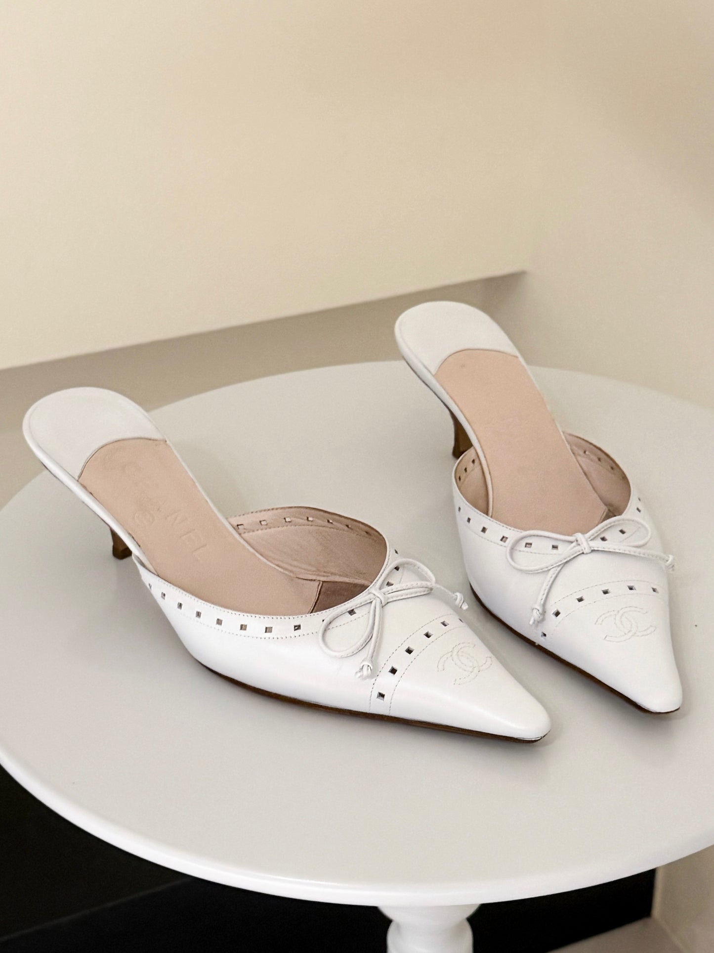 chanel 2000s White Leather Kitten Heel Mules with CC Logo