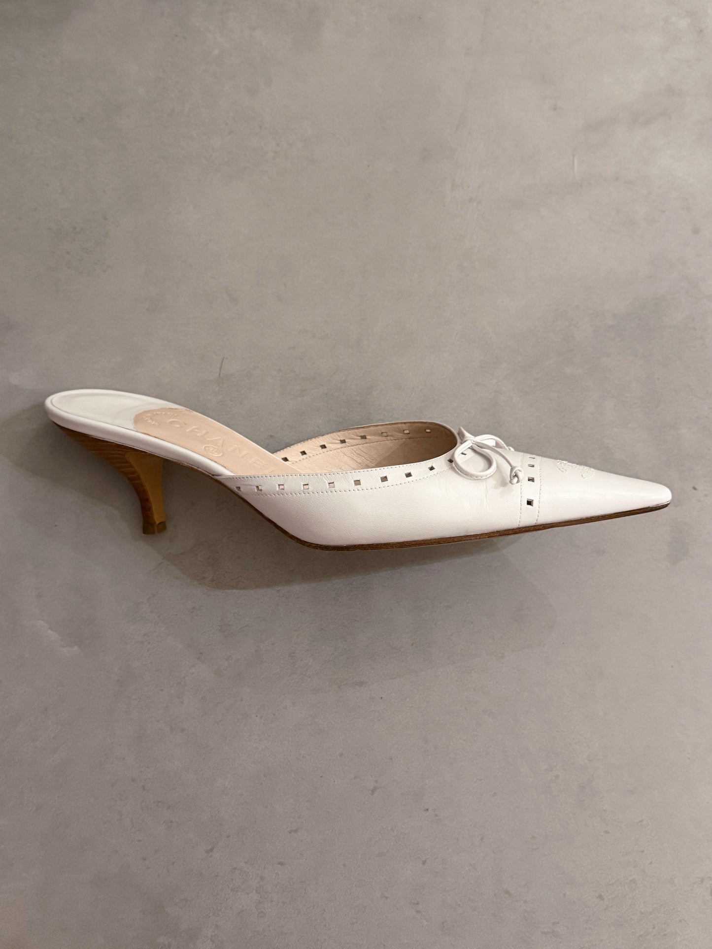 chanel 2000s White Leather Kitten Heel Mules with CC Logo