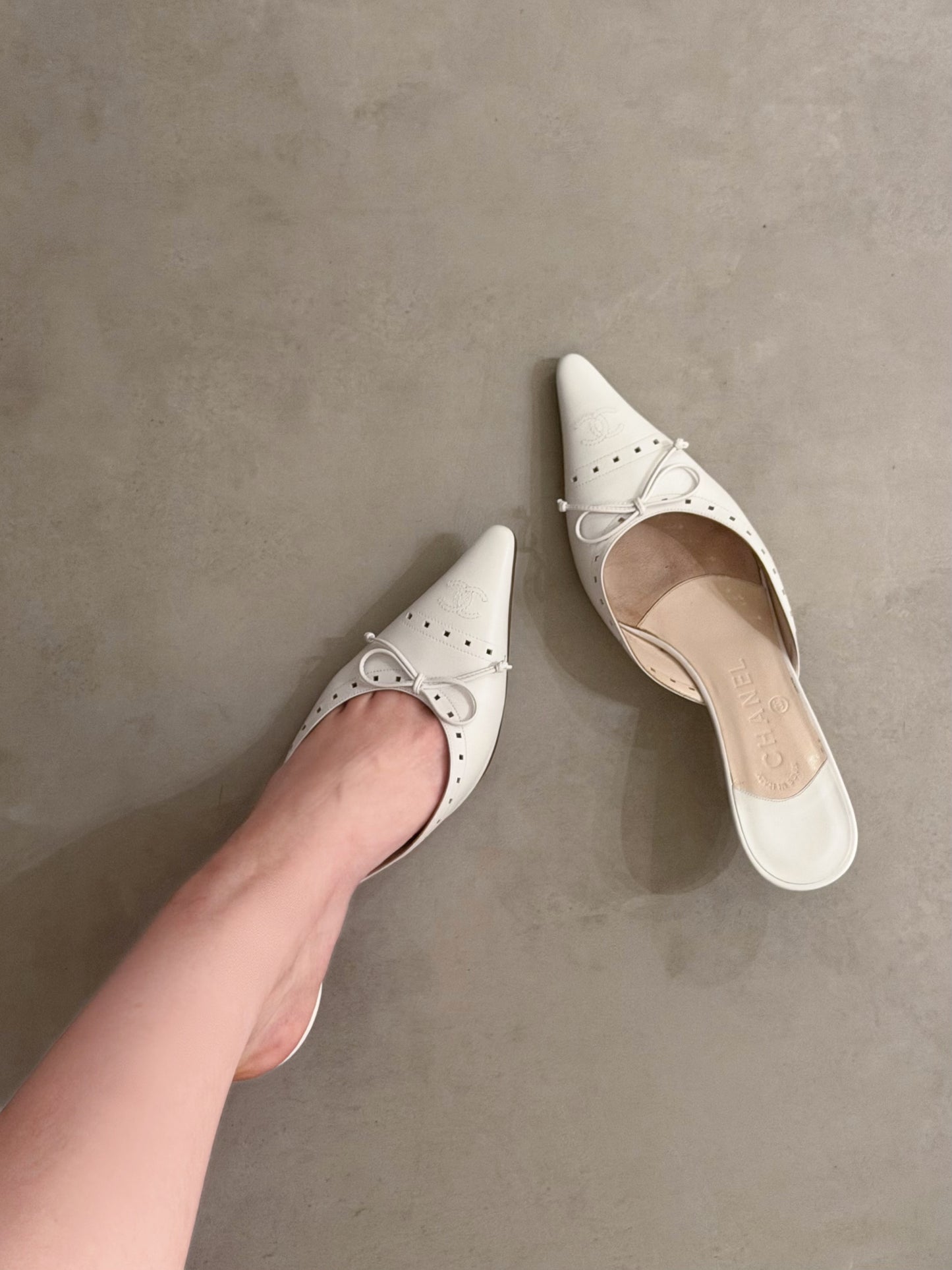 chanel 2000s White Leather Kitten Heel Mules with CC Logo